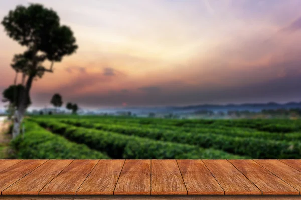 Empty wooden table and blur tea plantation background — Stock Photo, Image