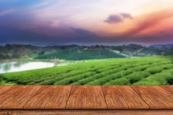 Empty wooden table and blur tea plantation background — Stock Photo, Image