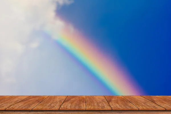 木製テーブル トップぼやけた青い空を背景に — ストック写真