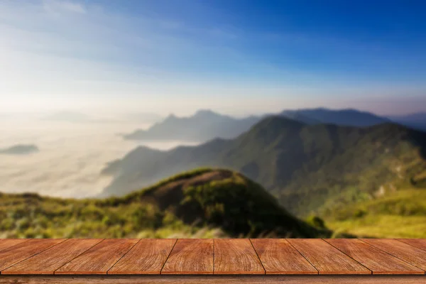 Leerer Holztisch mit Berglandschaft Hintergrund — Stockfoto