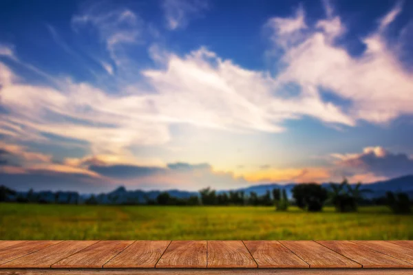 Empty wooden table and blur rice field background — Stock Photo, Image