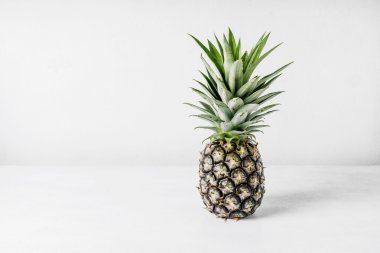 Ananas beyaz arka plan üzerinde ahşap tablo