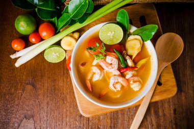 Tom yam kong veya Tom yum çorbası. Tayland gıda.