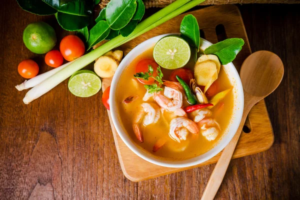 Tom yam kong veya Tom yum çorbası. Tayland gıda.