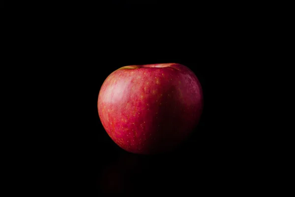 Fruta de manzana roja fresca sobre fondo negro — Foto de Stock