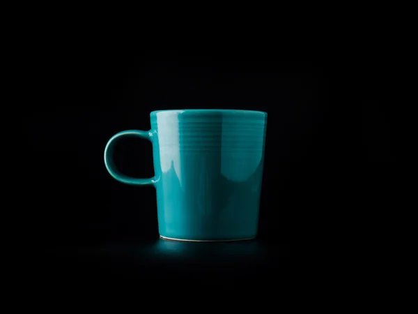 Голубая чашка кофе на чёрном фоне — стоковое фото
