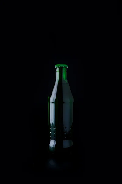 Зелені пляшки з напоєм на чорному тлі . — стокове фото