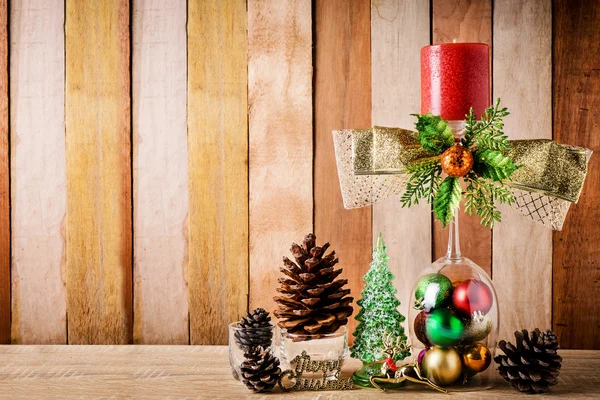 Weihnachtsdekoration auf einem Holzgrund — Stockfoto