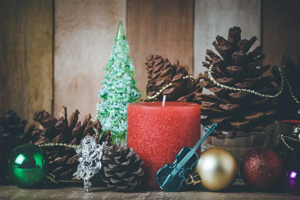 Decoração de Natal em um fundo de madeira — Fotografia de Stock