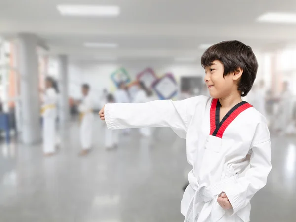 Menino na aula de taekwondo — Fotografia de Stock