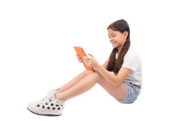 Mała dziewczynka używać tabletu dla edukacji — Zdjęcie stockowe