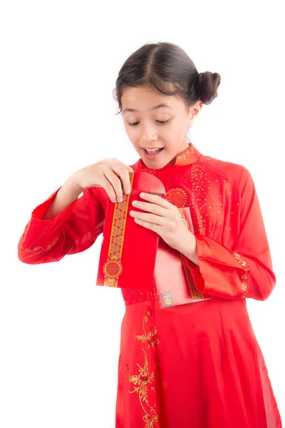 Niña en tela roja lista para el año nuevo chino —  Fotos de Stock