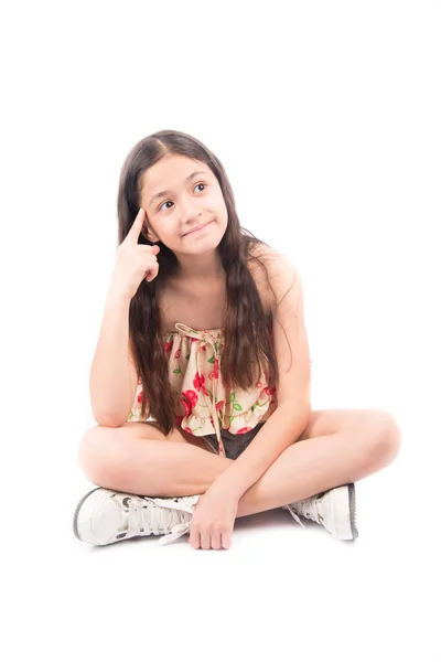 Kis lány tinédzser portréja jelentenek a fehér háttér — Stock Fotó