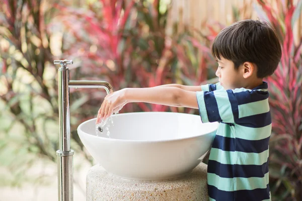 Junge wäscht sich im Park die Hand am Waschbecken — Stockfoto