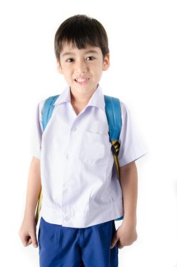 Küçük öğrenci çocuk beyaz arka plan üzerinde üniformalı