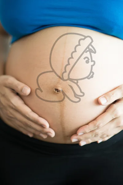 Close-up, barriga e mãos da mulher grávida de pé mão tocando com desenho do bebê — Fotografia de Stock