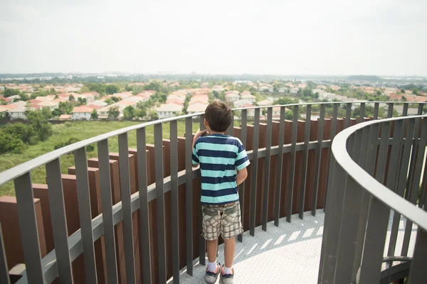 Garçon marchant sur le pont en bois — Photo