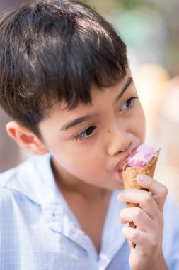 Dondurma külahı yiyen çocuk