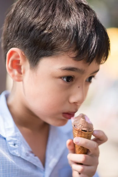 Little boy eating ice cream cone — Stock Photo, Image