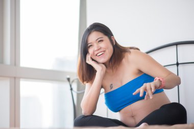 Hamile hamilelik göbek cilt kapatın baht içinde oturuyor