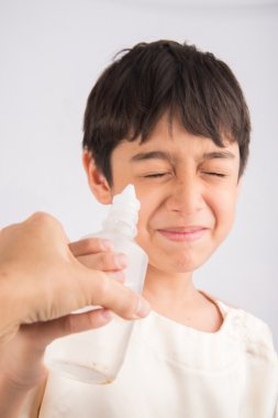Küçük çocuk burnunu temizlemek için tuzlu su kullanmak 