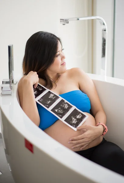 Μητρότητας κοιλιά εγκυμοσύνης δέρμα κοντινό κάθεται σε μπατ — Φωτογραφία Αρχείου