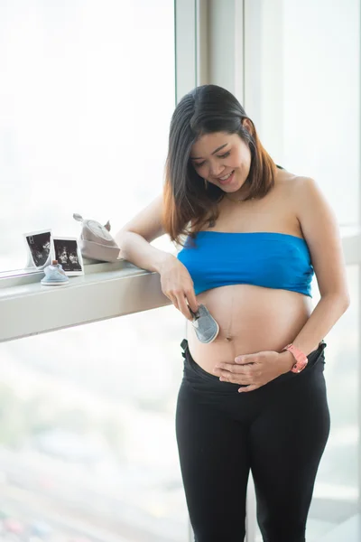 Zwangerschaps zwangerschap buikvel close-up zitten in baht — Stockfoto