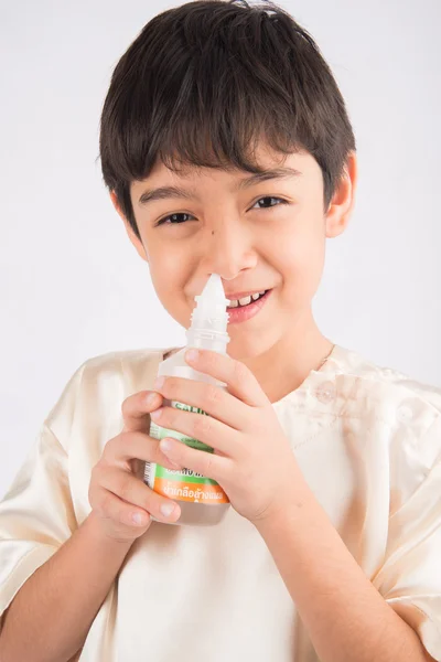 Küçük çocuk burnunu temizlemek için tuzlu su kullanmak — Stok fotoğraf