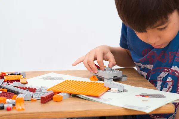 Kleine jongen spelen blok binnen huis onderwijs — Stockfoto