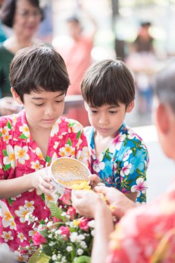 Küçük çocuk büyük el Tayland su Festivali, Songkran su dökme