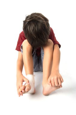 Kaza için ilkyardım bandaj lazım onun bacak ile küçük çocuk vardır