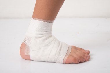 Kaza için ilkyardım bandaj lazım onun bacak ile küçük çocuk vardır