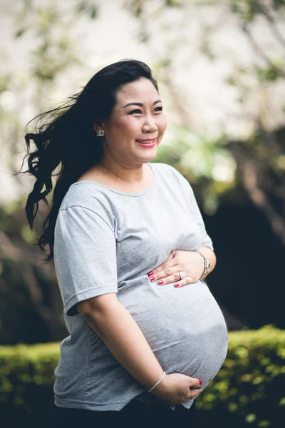 Portriat de grossesse tenant son ventre dans le dernier mois avant la naissance — Photo