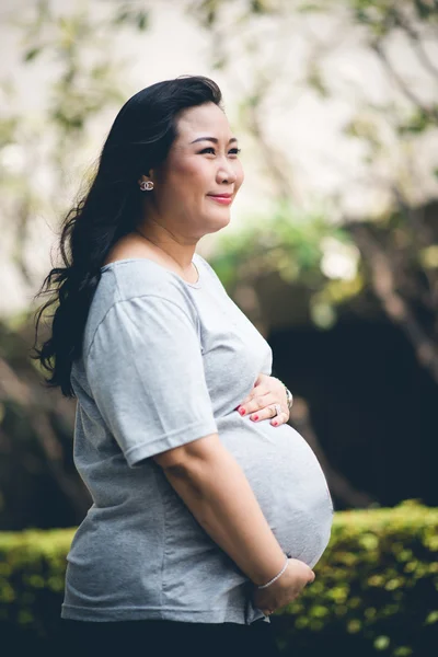 Gravidez portriat segurando sua barriga no último mês antes do parto — Fotografia de Stock