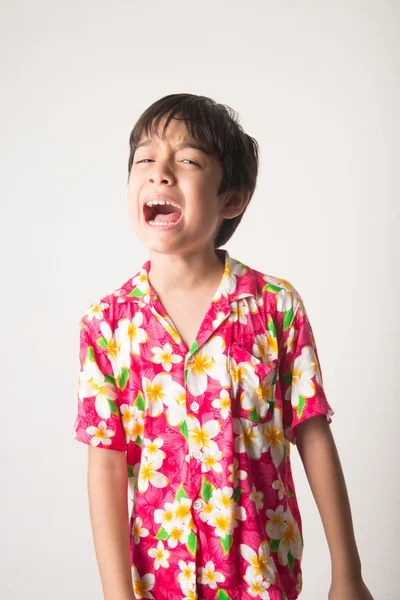 Маленький мальчик смеется портрет стоит сердитый лицо — стоковое фото