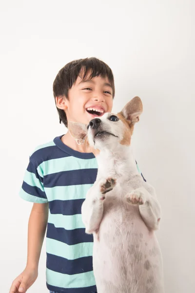 Мальчик играет со своим другом собачником Джеком Русселом — стоковое фото