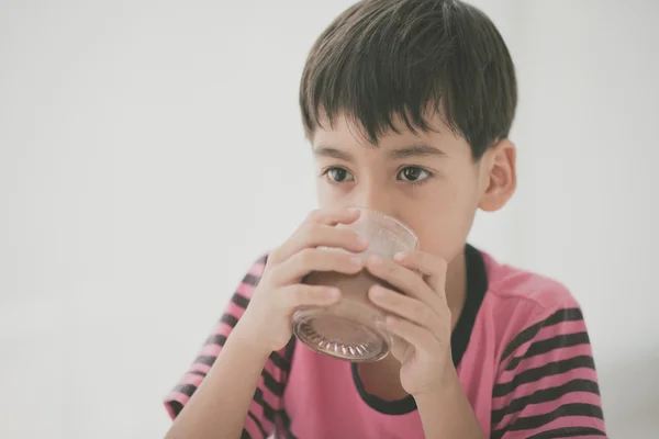 เด็กน้อยดื่มนมสไตล์สีวินเทจ — ภาพถ่ายสต็อก