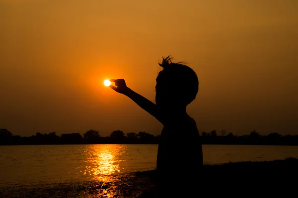 Menino tomando sol por silhueta dedo — Fotografia de Stock
