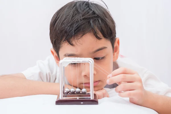 Niño pequeño aprendiendo newton balanza para la ciencia física — Foto de Stock