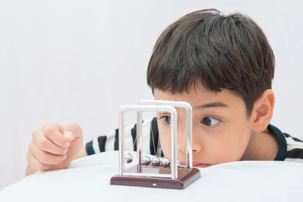 Lille dreng lære newton balance bold for videnskab fysik - Stock-foto