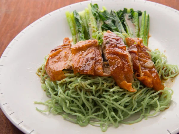 Fideos verdes con pato y verdura — Foto de Stock