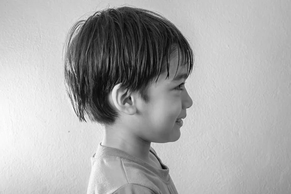 Malý chlapec kombinovat sazbu, smál se šťastný obličej na černá a bílá stylu — Stock fotografie