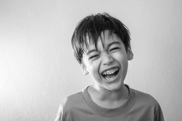 Pequeño chico mezcla tasa riendo con feliz cara en negro y blanco estilo — Foto de Stock