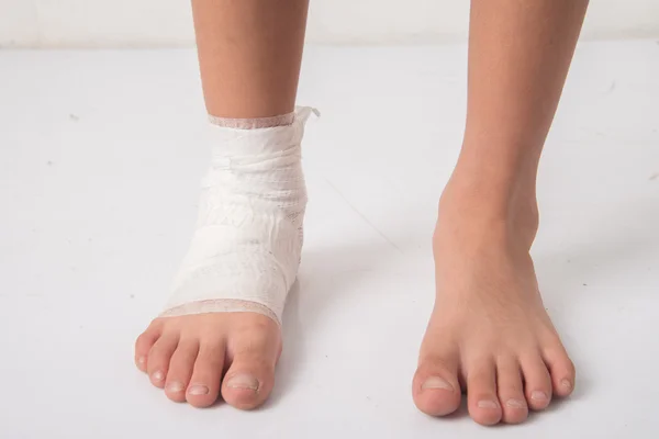 Chlapeček má nehodu s nohou potřebují obvaz pro první pomoc — Stock fotografie