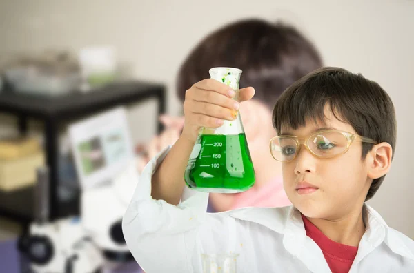 Menino aprendendo em química na ciência na aula — Fotografia de Stock