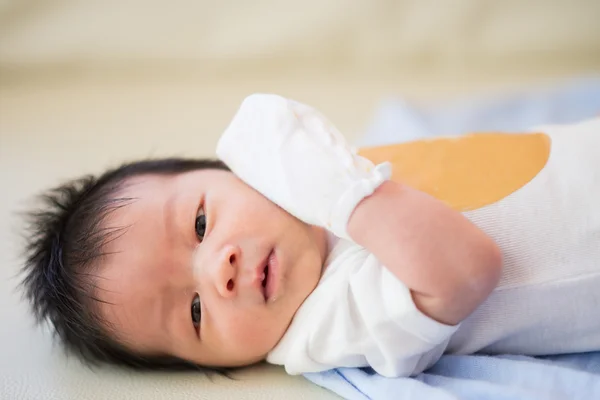 Schattig aziatische baby pasgeboren close-up — Stockfoto