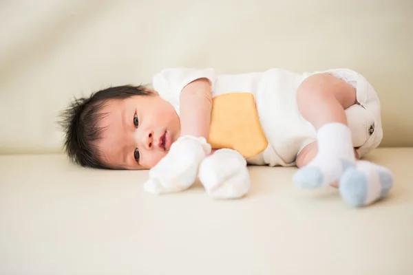 Lindo asiático bebé recién nacido de cerca — Foto de Stock