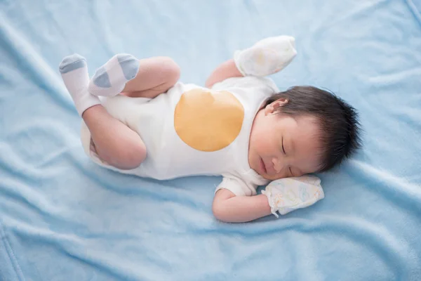 Lindo asiático bebé recién nacido de cerca — Foto de Stock