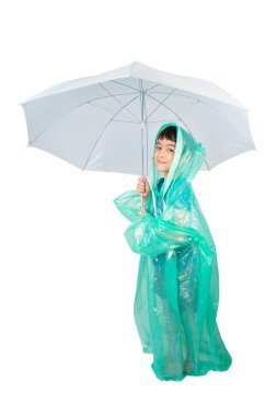 Beyaz arka plan üzerinde yağmur ceket giyen küçük çocuk