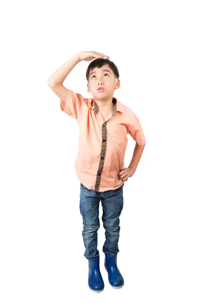 Niño pequeño checkin su altura sobre fondo blanco — Foto de Stock